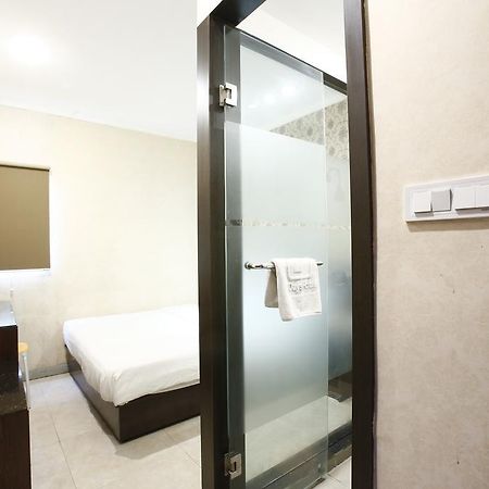 Reddoorz @ Gajah Mada Hotel Jakarta Exterior photo
