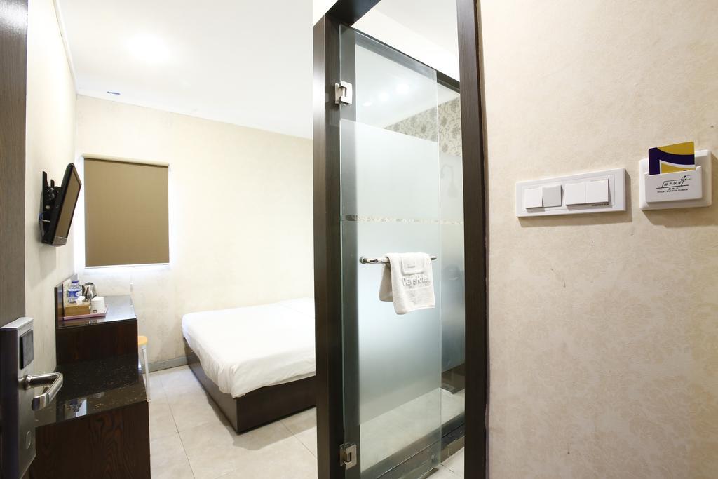 Reddoorz @ Gajah Mada Hotel Jakarta Exterior photo
