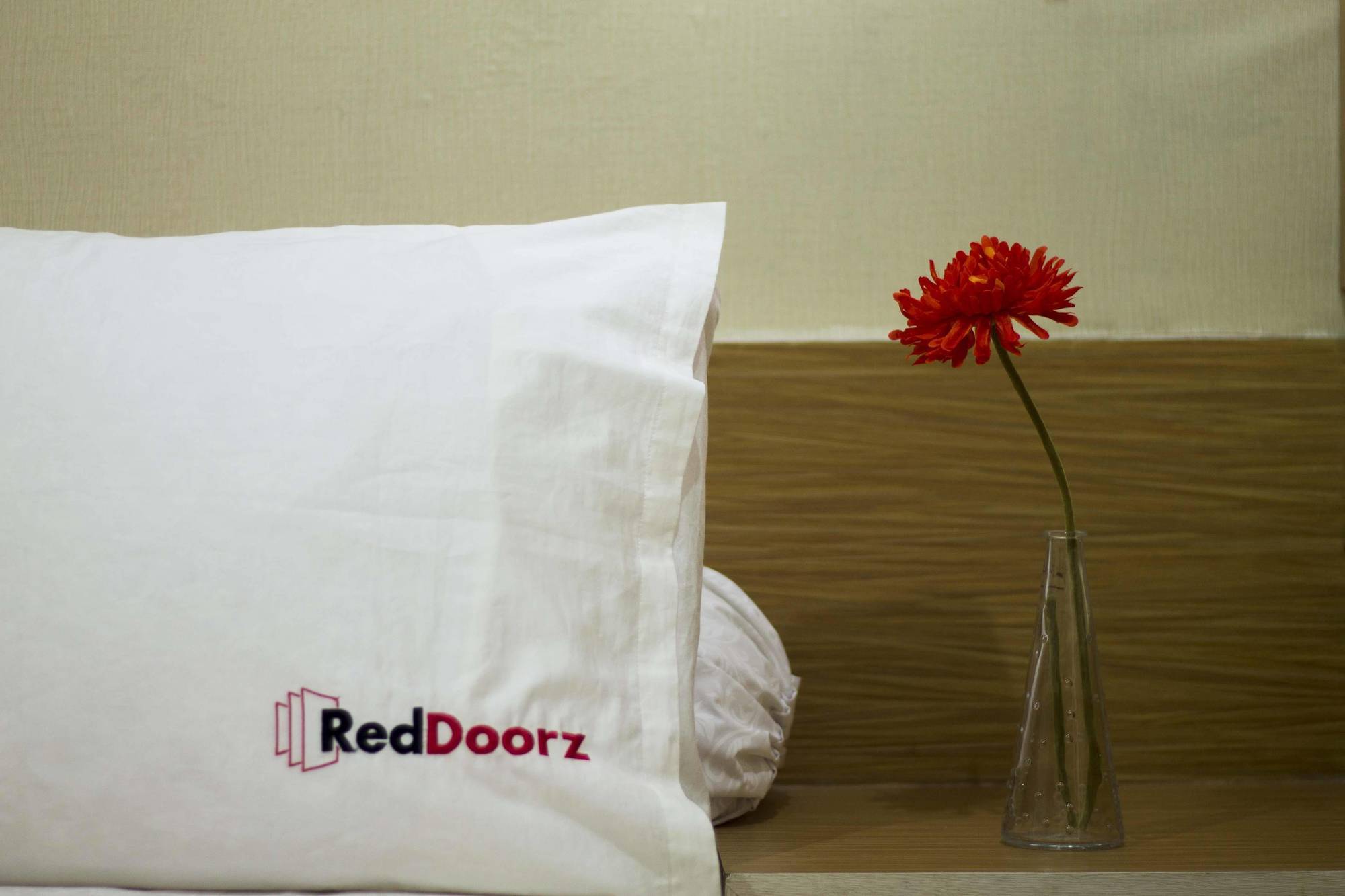 Reddoorz @ Gajah Mada Hotel Jakarta Exterior photo