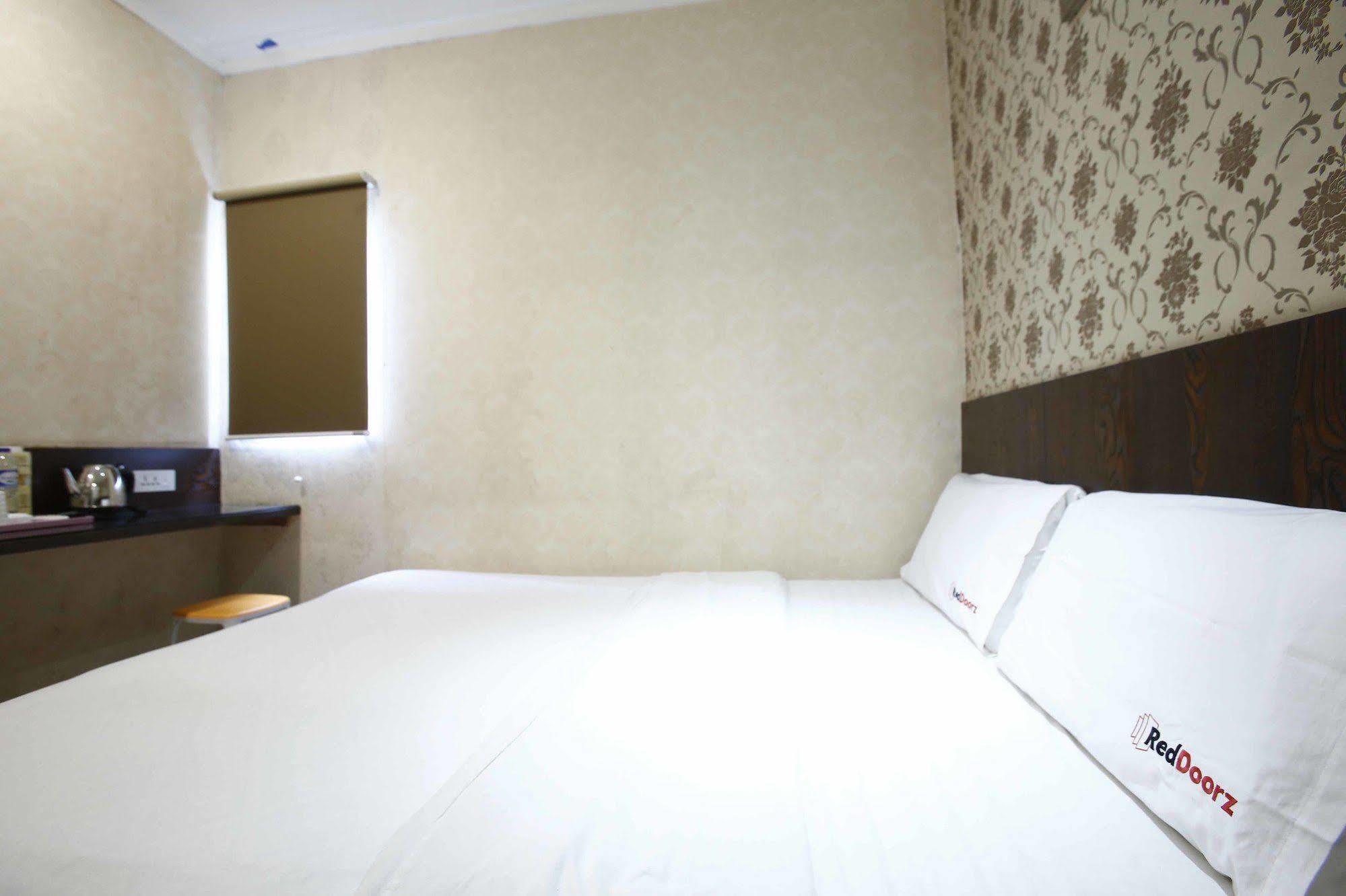 Reddoorz @ Gajah Mada Hotel Jakarta Exterior photo