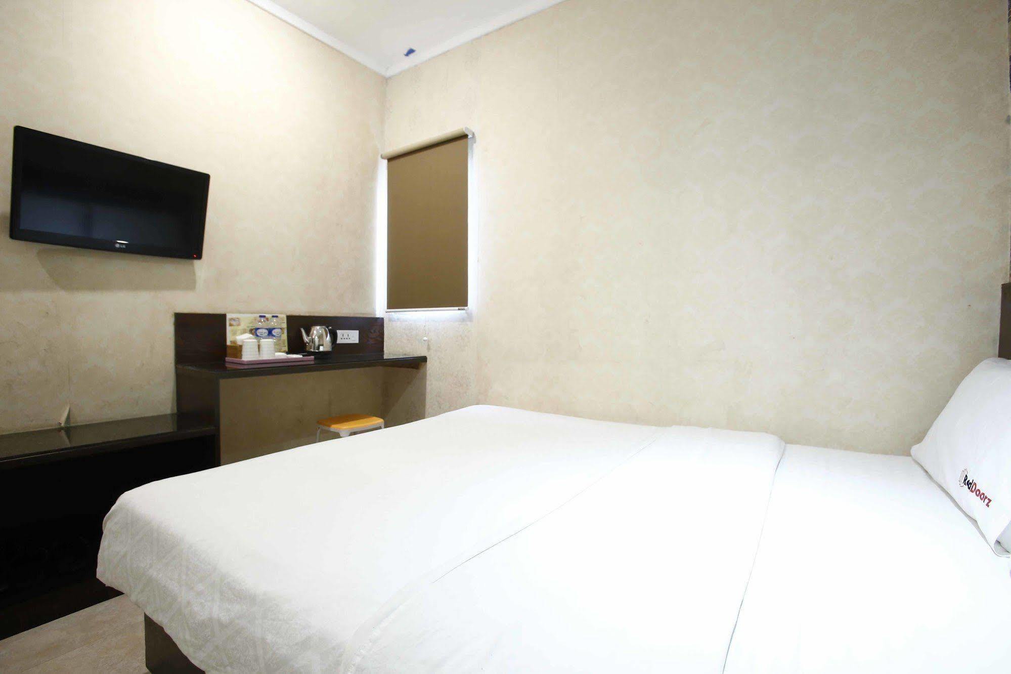 Reddoorz @ Gajah Mada Hotel Jakarta Exterior photo