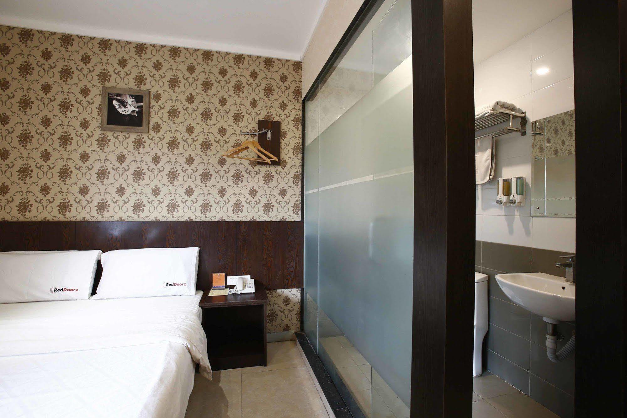 Reddoorz @ Gajah Mada Hotel Jakarta Exterior photo