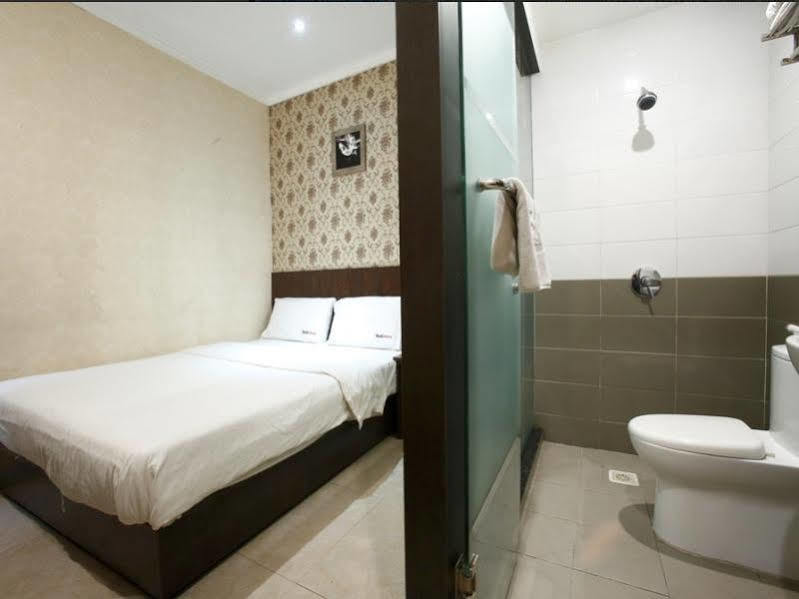 Reddoorz @ Gajah Mada Hotel Jakarta Exterior photo